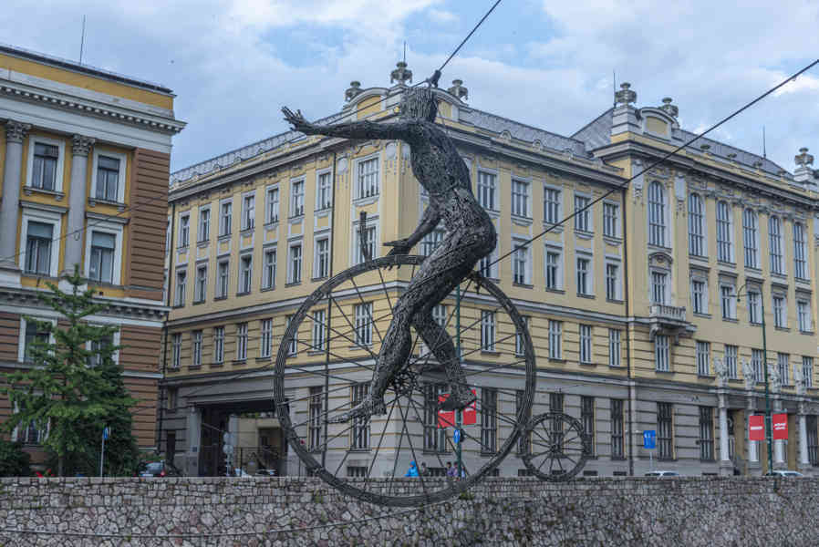 Bosnia y Herzegovina - Sarajevo 73 - escultura el Ciclista en la Cuerda Floja